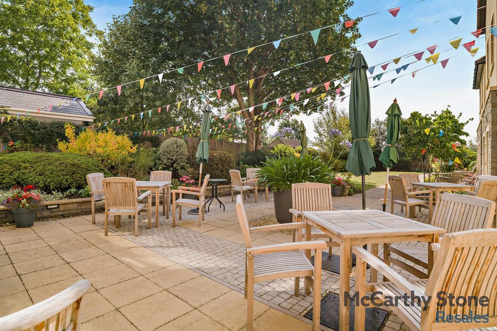 Property photo 2 of 16 Communal Gardens
