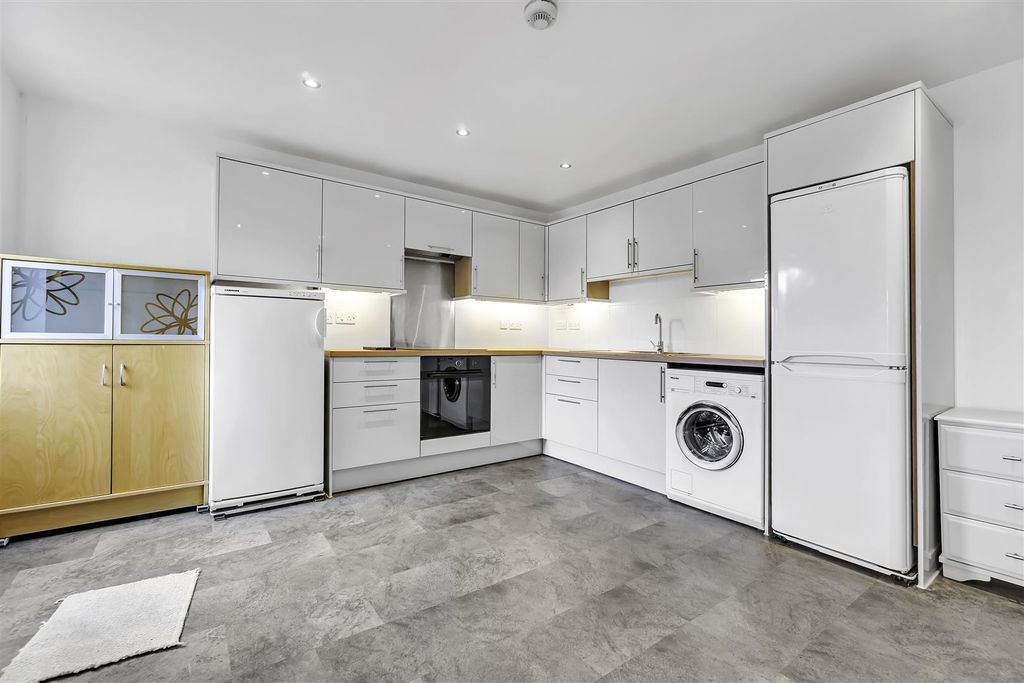 Property photo 3 of 26 Kitchen