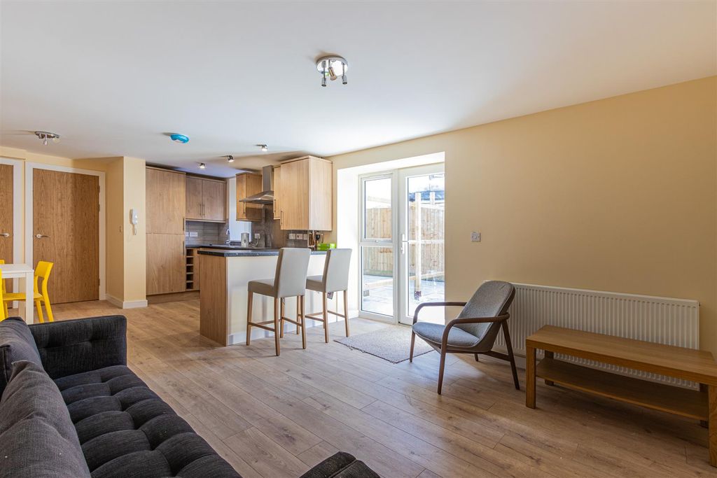 Property photo 3 of 12 Richmond Road 183, 2-7.Jpg