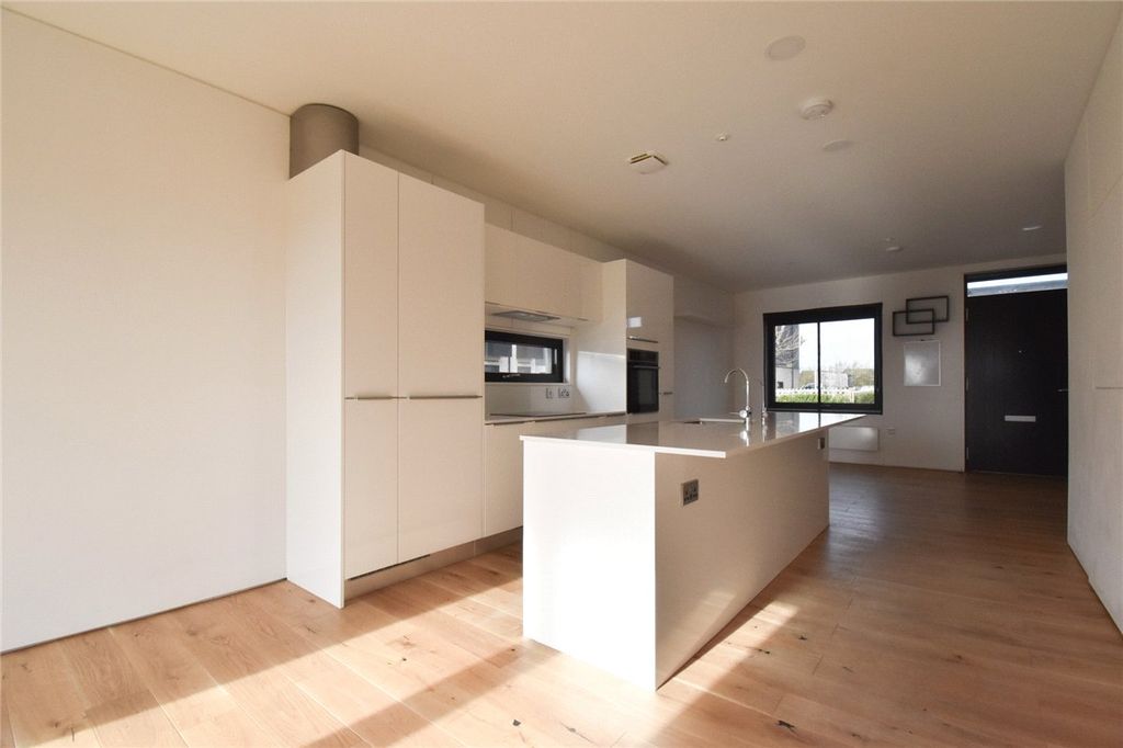 Property photo 2 of 13 Picture No. 32