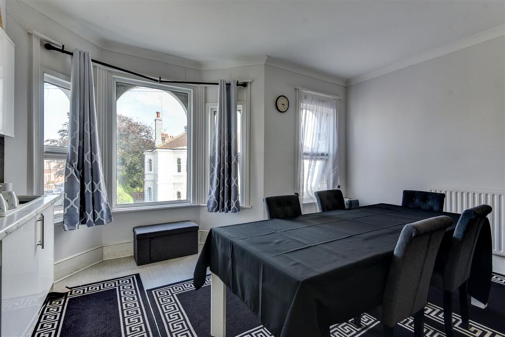 Property photo 3 of 11 3Eastcourt-12.Jpg