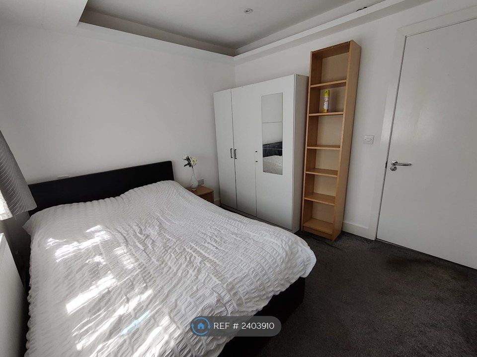 Property photo 2 of 12 Wardrobe &amp; Shelves