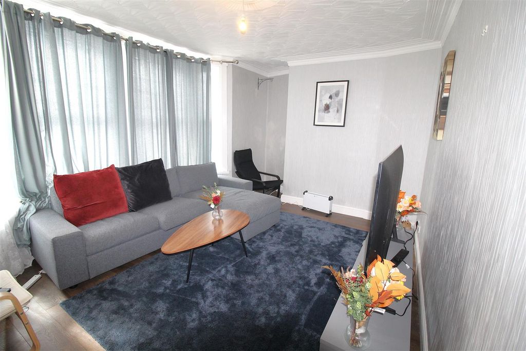 Property photo 2 of 11 Lounge