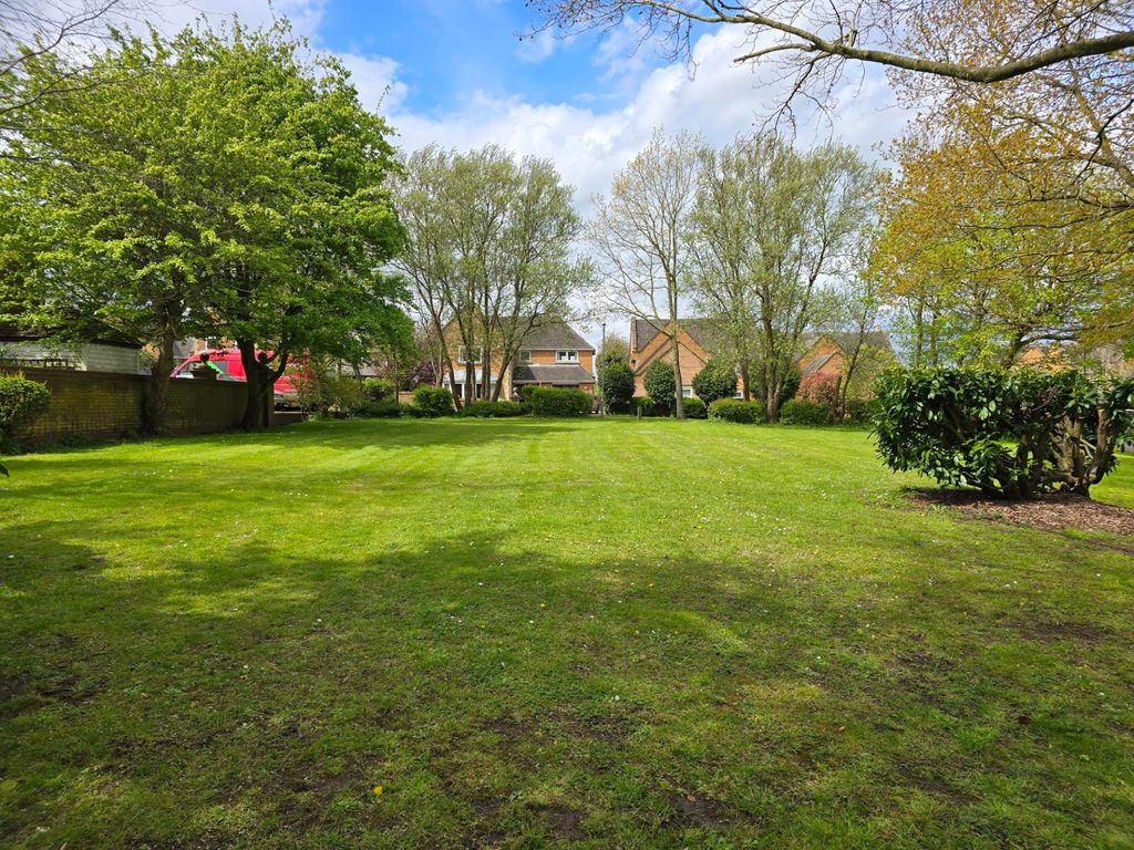 Property photo 2 of 24 Residents Green