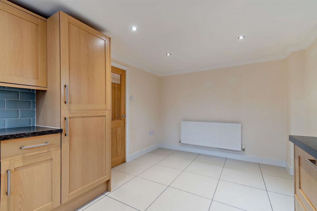 Property photo 3 of 10 8678825-Interior07-800.Jpg