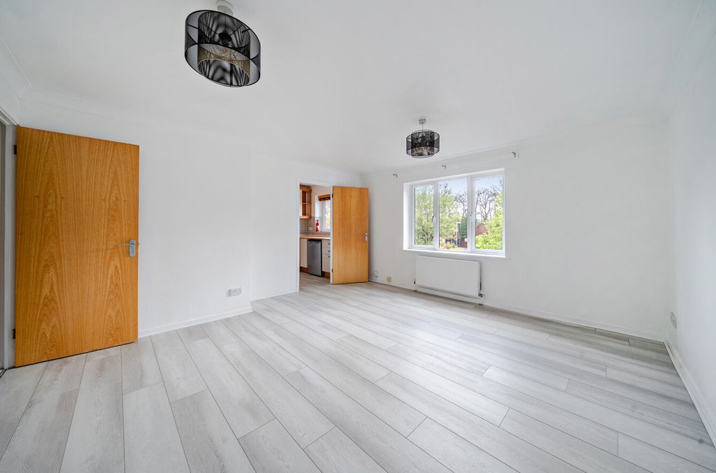 Property photo 3 of 14 1435744-8-69dcc55...