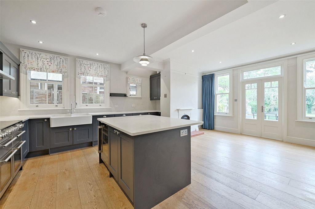 Property photo 3 of 10 Kitchen