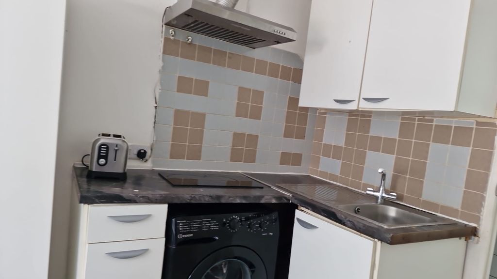 Property photo 3 of 4 Bright Kitchen With Modern Hob And Washing Machine...