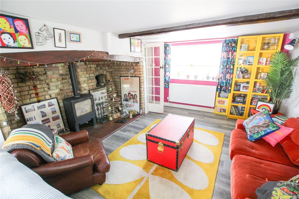 Property photo 2 of 31 Sitting Room.