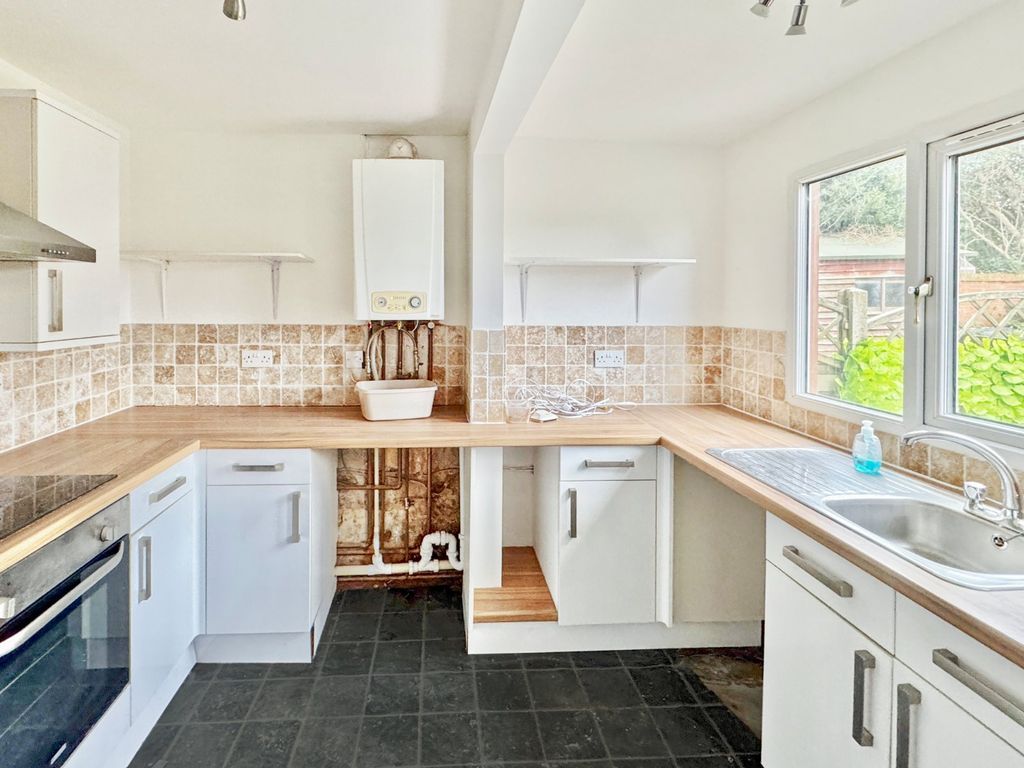 Property photo 3 of 8 Kitchen