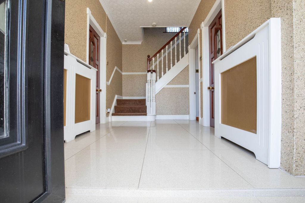 Property photo 2 of 39