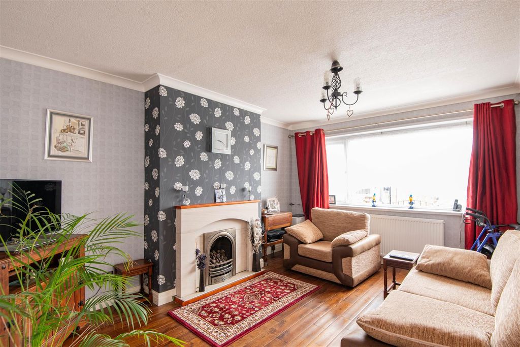 Property photo 2 of 12 Lounge