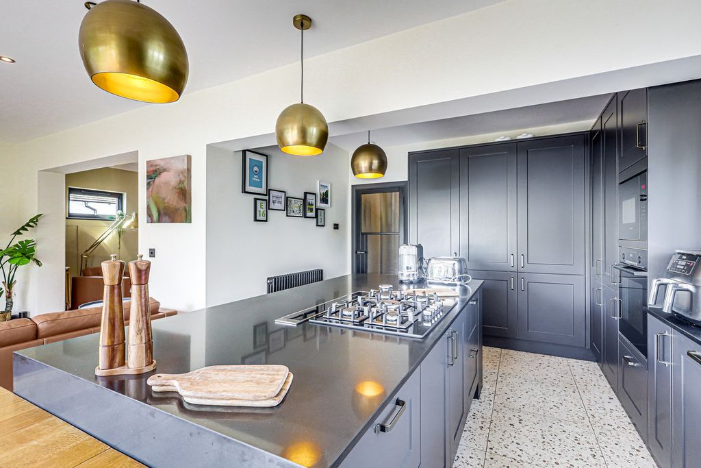 Property photo 3 of 35