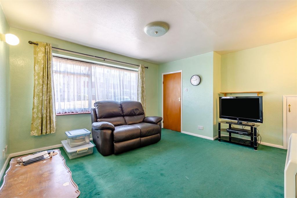 Property photo 2 of 18 8703035-Interior07.Jpg