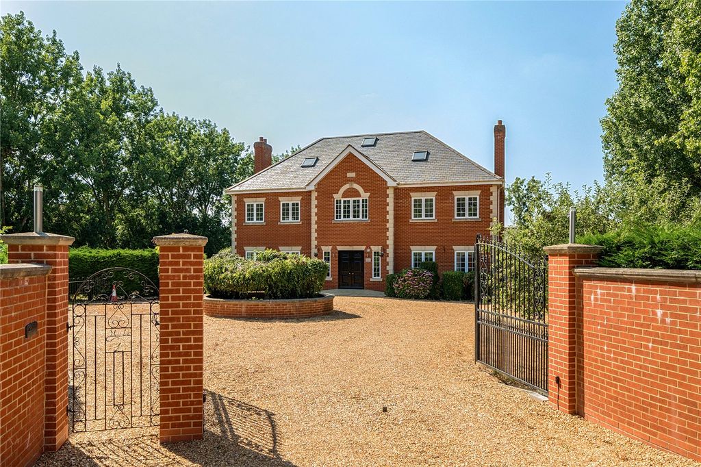 Property photo 1 of 44 Landmark House