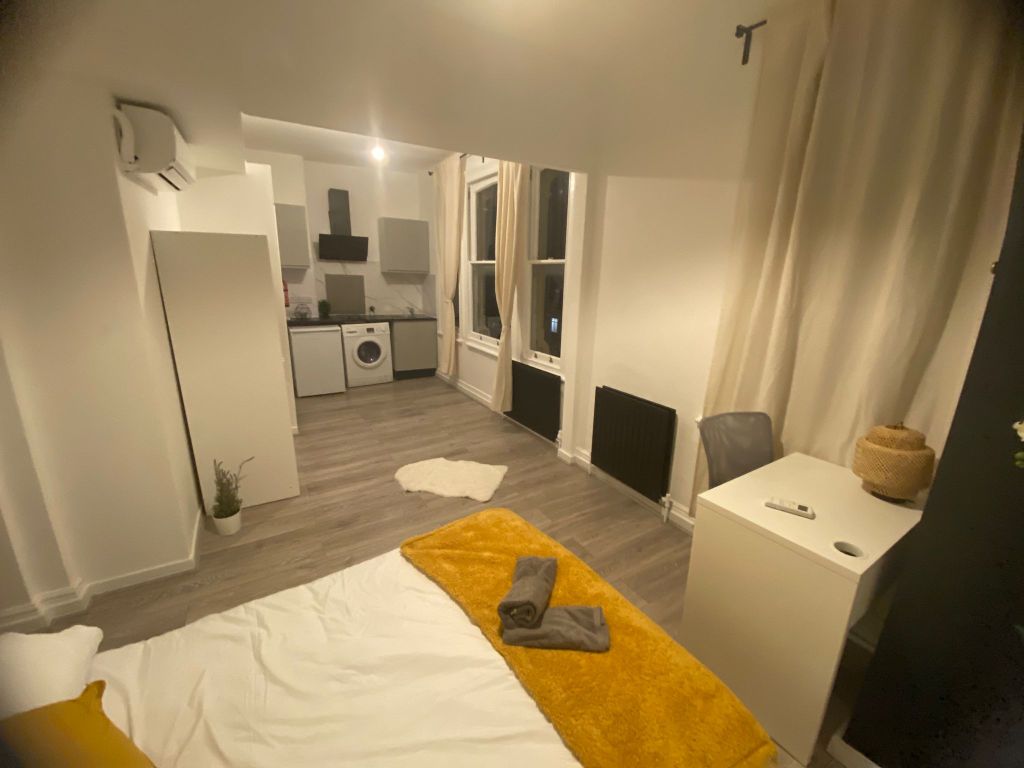 Property photo 2 of 9 Studio 6 - £1350 Available From 19/07/2026