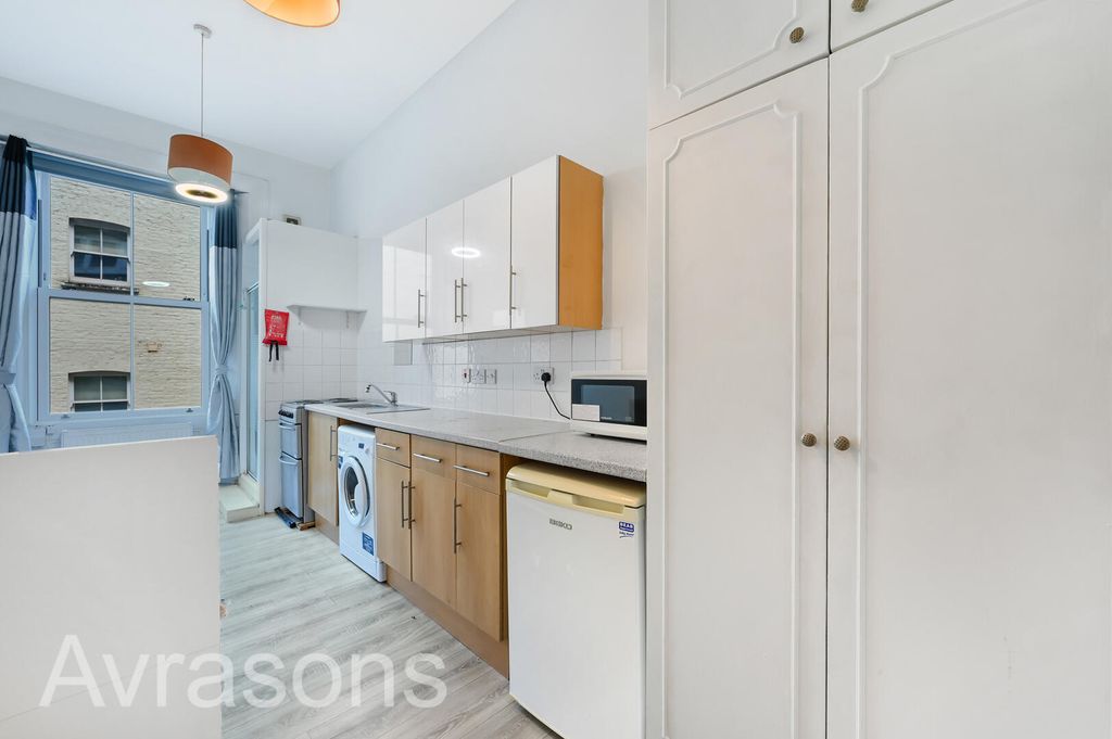 Property photo 3 of 10 Kitchen