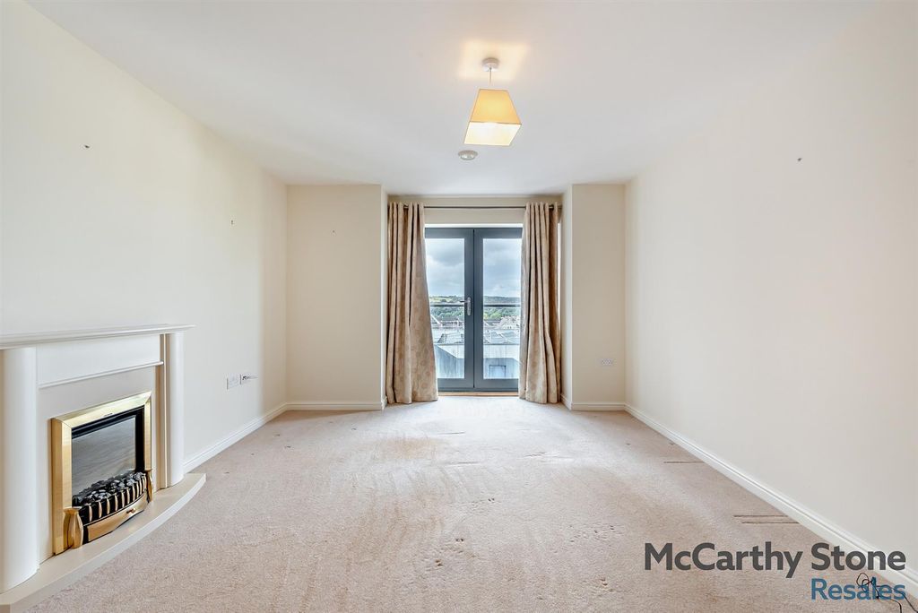 Property photo 3 of 22 Lounge