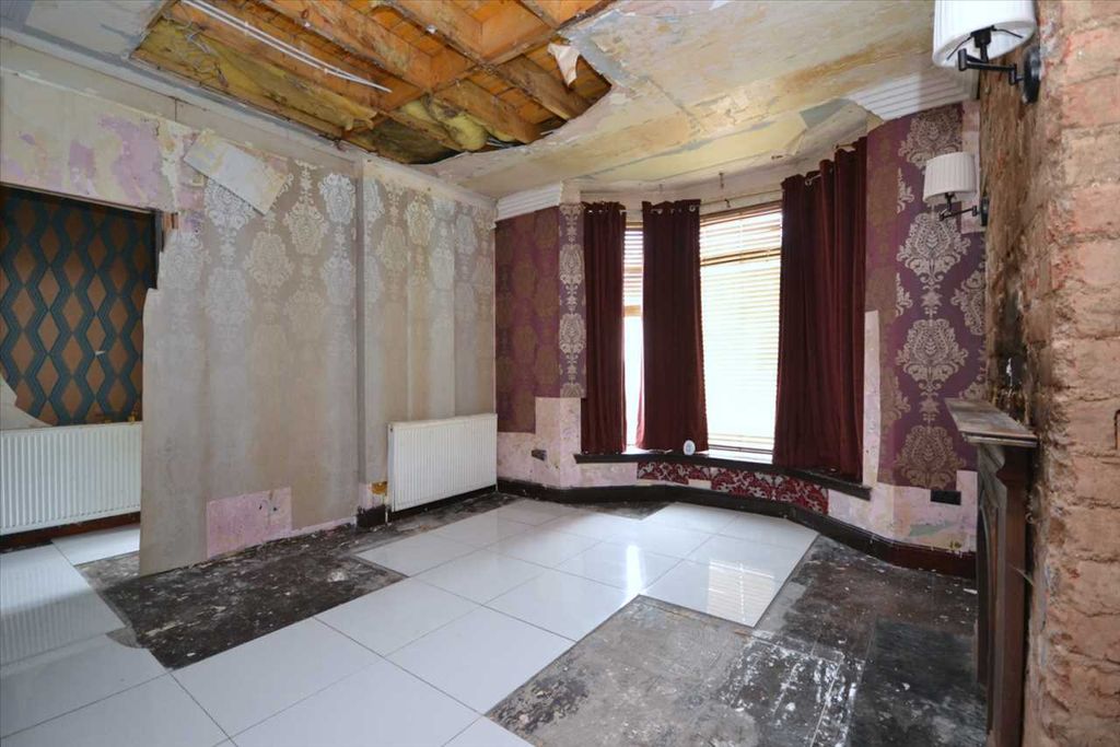 Property photo 3 of 12 Lounge