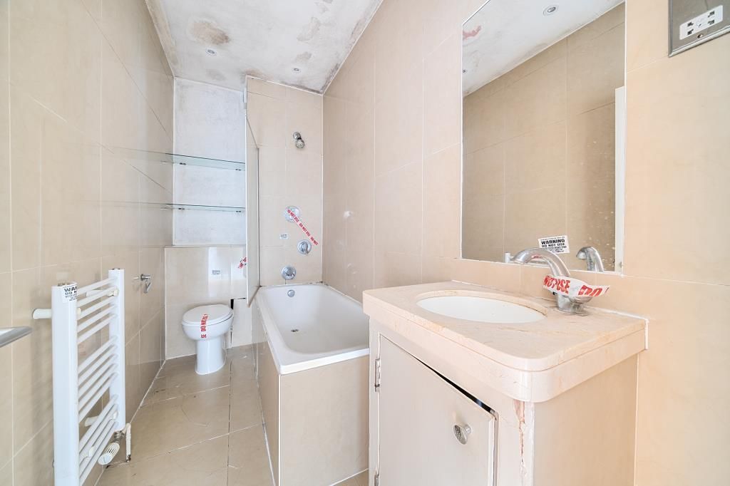 Property photo 2 of 19 Bathroom