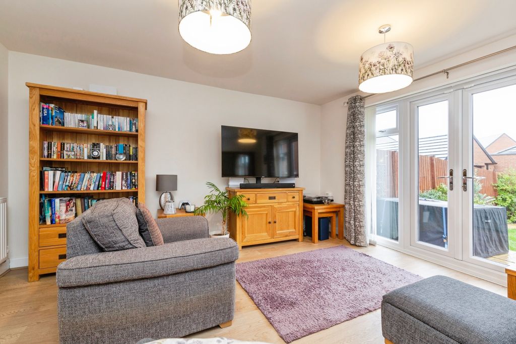 Property photo 3 of 19 Lounge