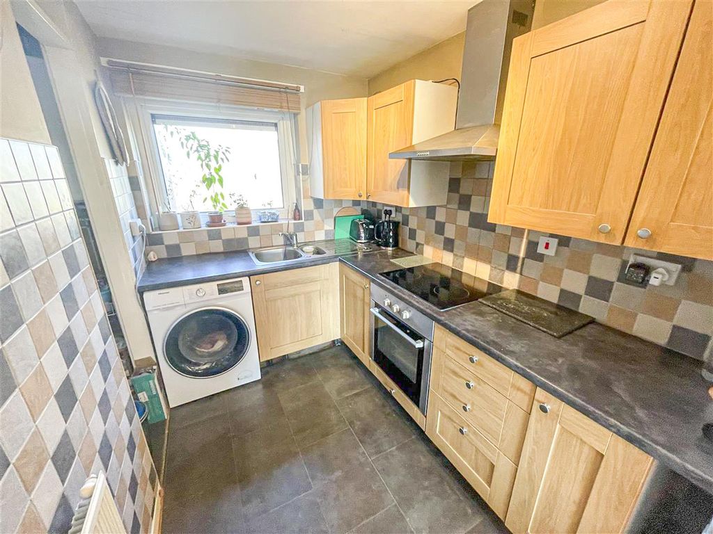 Property photo 3 of 9 Kitchen