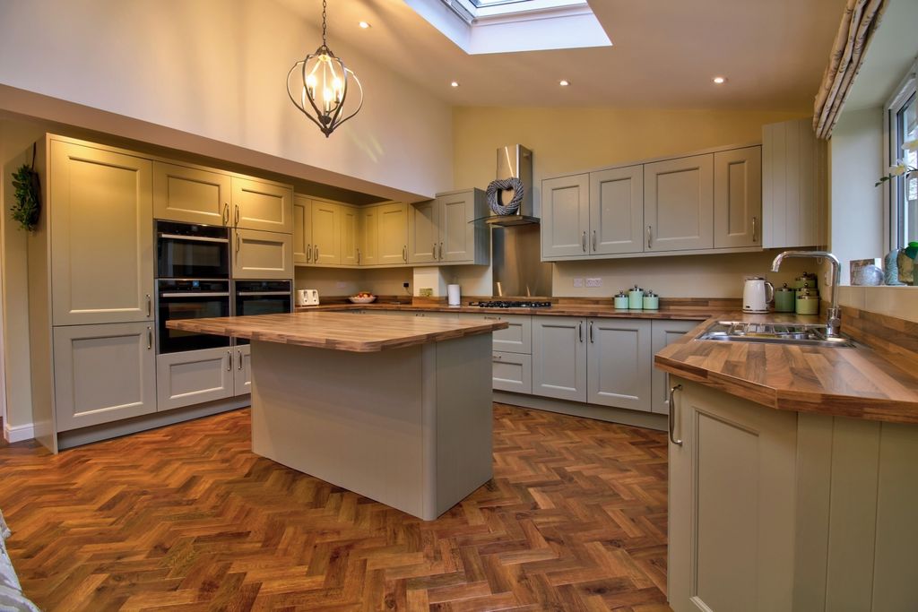 Property photo 3 of 11 Kitchen - Pencraig Close - Matt Clinton Ewemove Ke