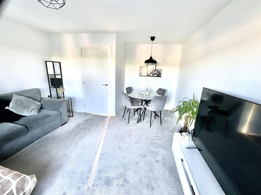 Property photo 3 of 15 79Bf28CE-A60A-4F77-B724-916Ceb7B3892.Jpeg