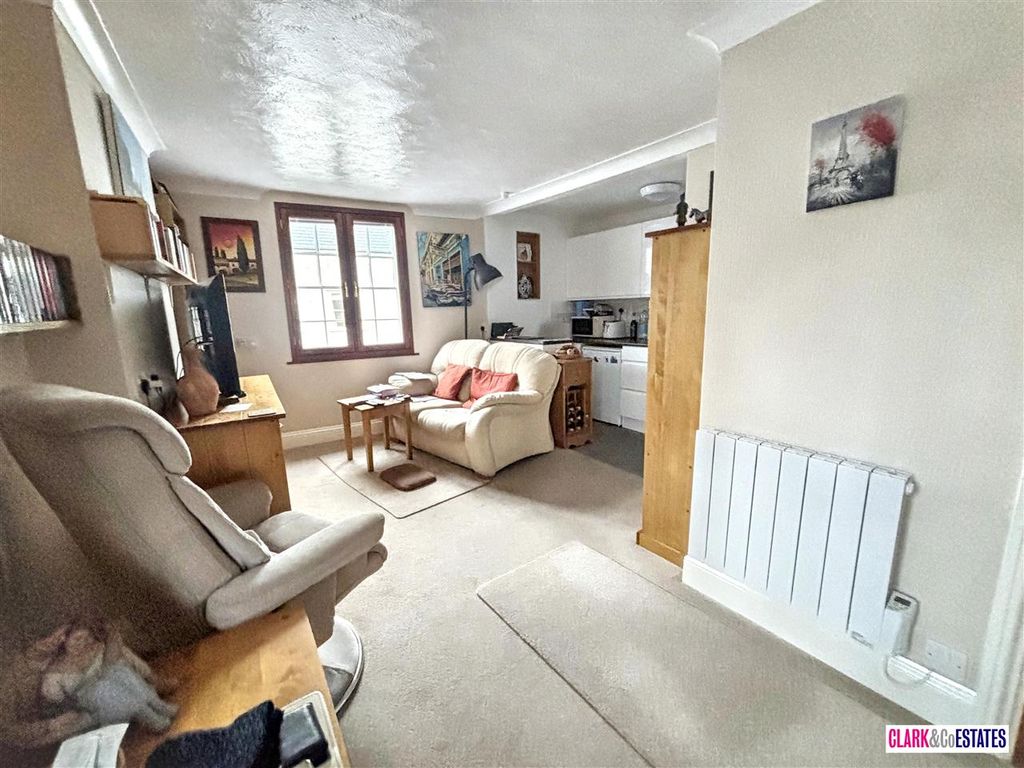 Property photo 3 of 9 Lounge