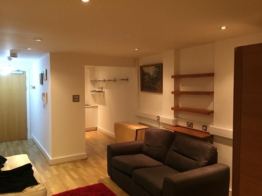 Property photo 1 of 4 Studio To Rent Castle Street, Swansea Sa1