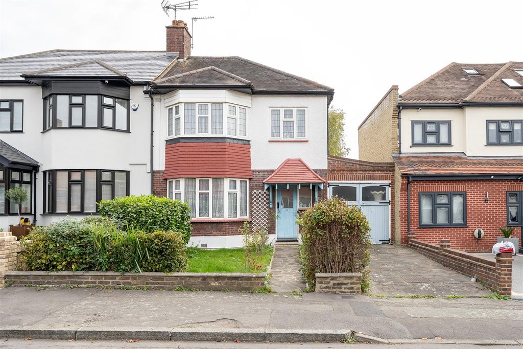 Property photo 1 of 23 High View Road, E18