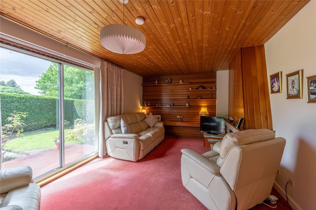 Property photo 2 of 25 Lounge