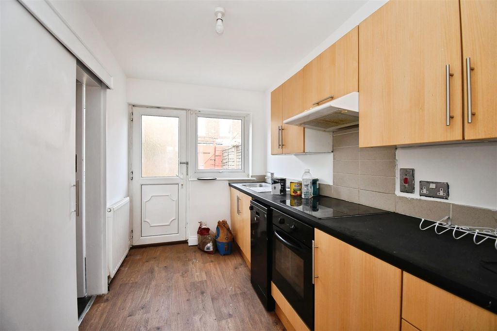 Property photo 3 of 11 Kitchen