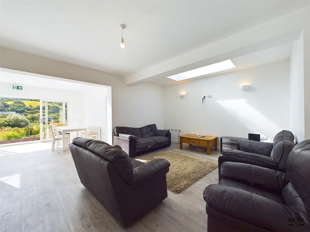 Property photo 3 of 8 57.Jpg