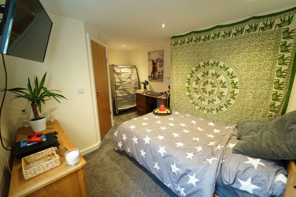 Property photo 3 of 8 Bedroom