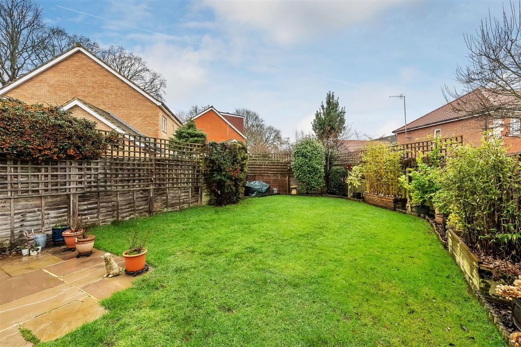 Property photo 3 of 17 33-Juniper-Close-19.Jpg