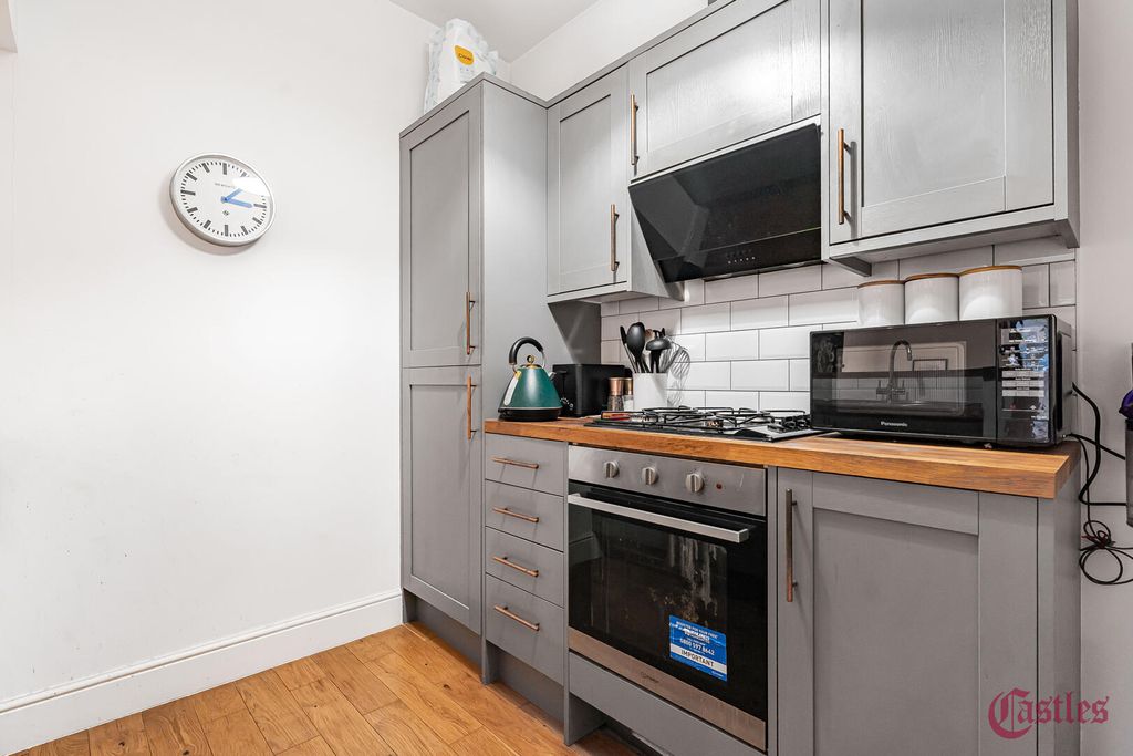 Property photo 3 of 31 Kitchen