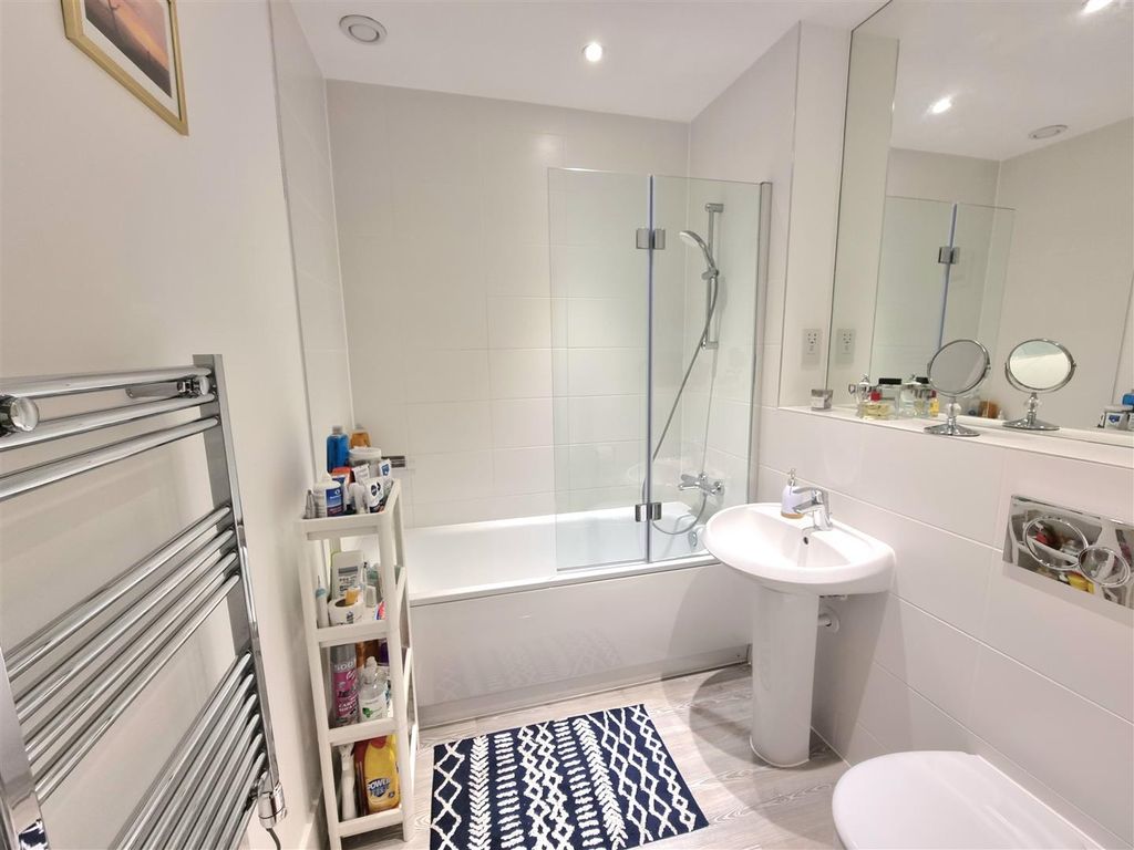 Property photo 3 of 14 Bathroom
