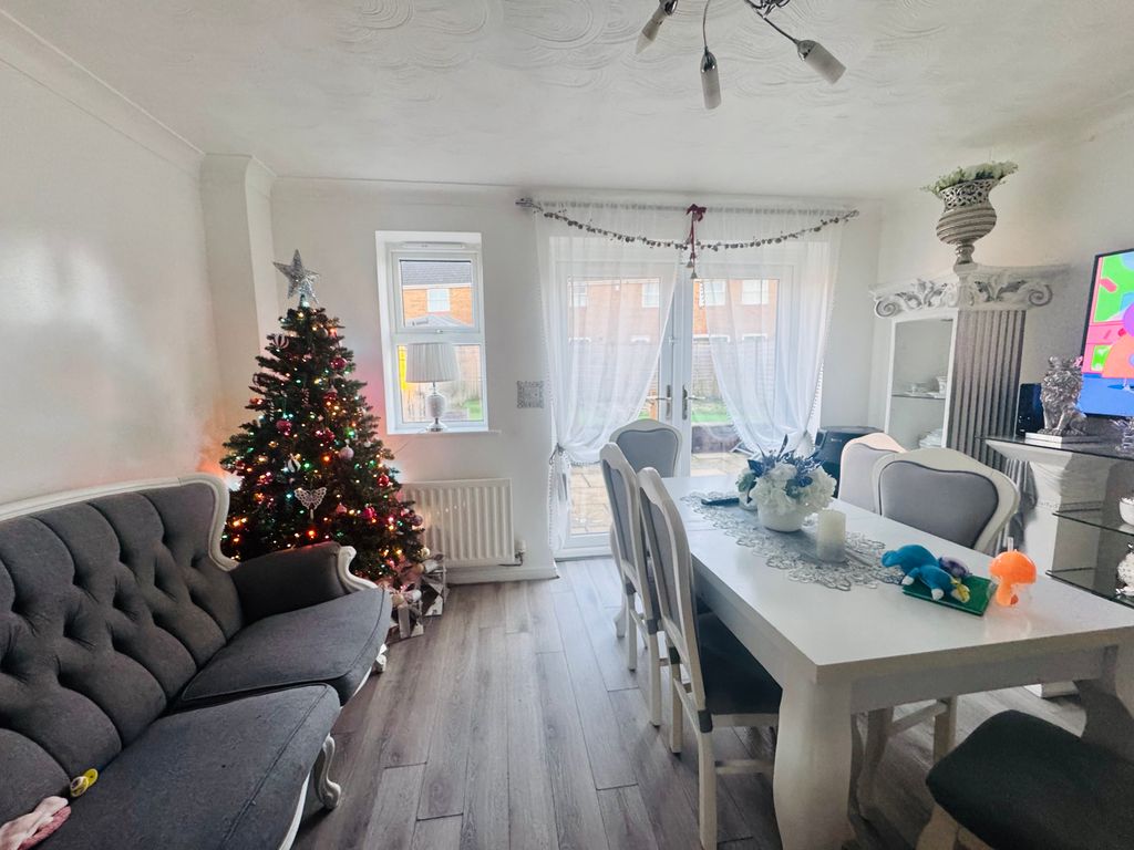 Property photo 3 of 7 Living Room