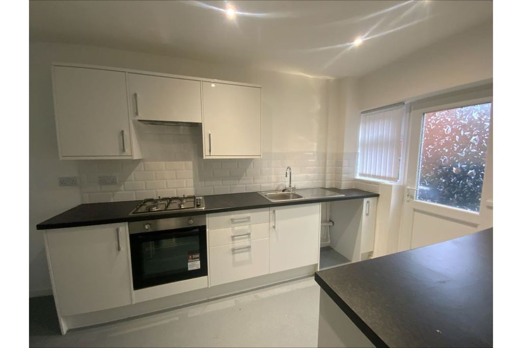 Property photo 3 of 9 Kitchen