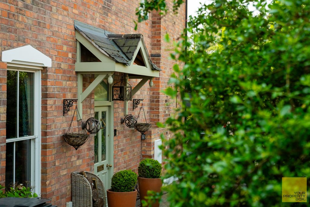Property photo 2 of 30 53 Battenhall0012