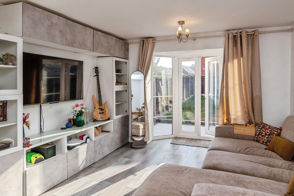 Property photo 2 of 19 Lounge