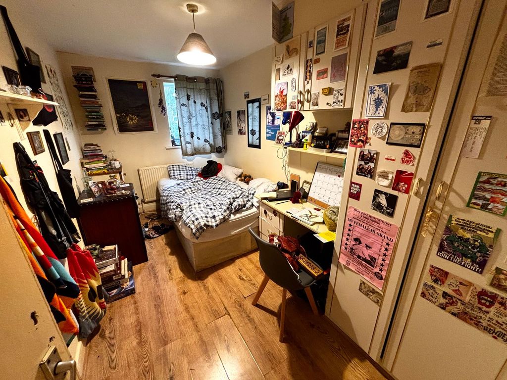 Property photo 3 of 6 Cosy Single Bedroom With A Double Bed, Built-In St...