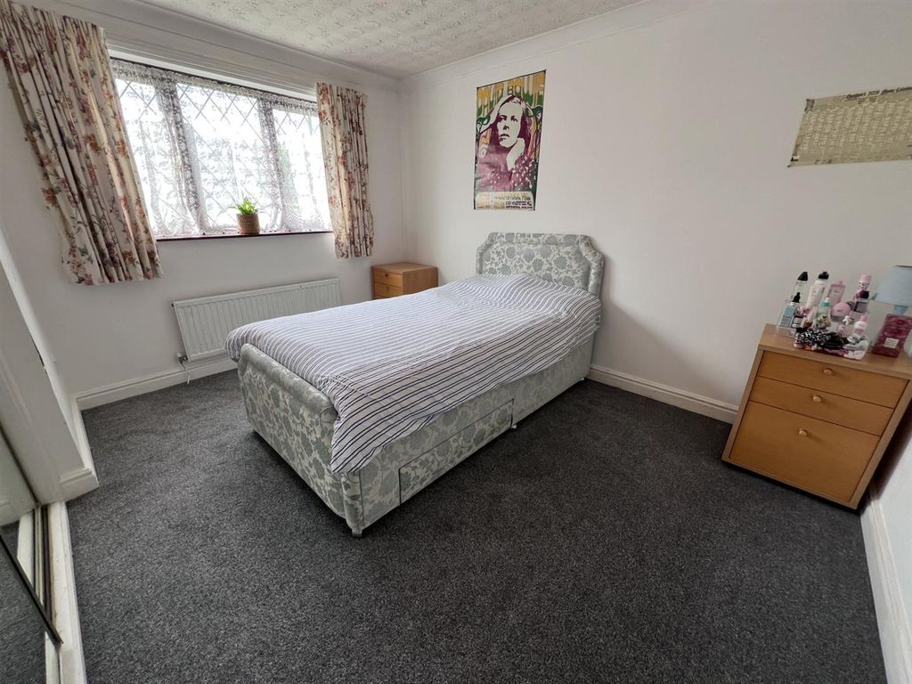 Property photo 3 of 13 Bed 1 Dav.Jpg