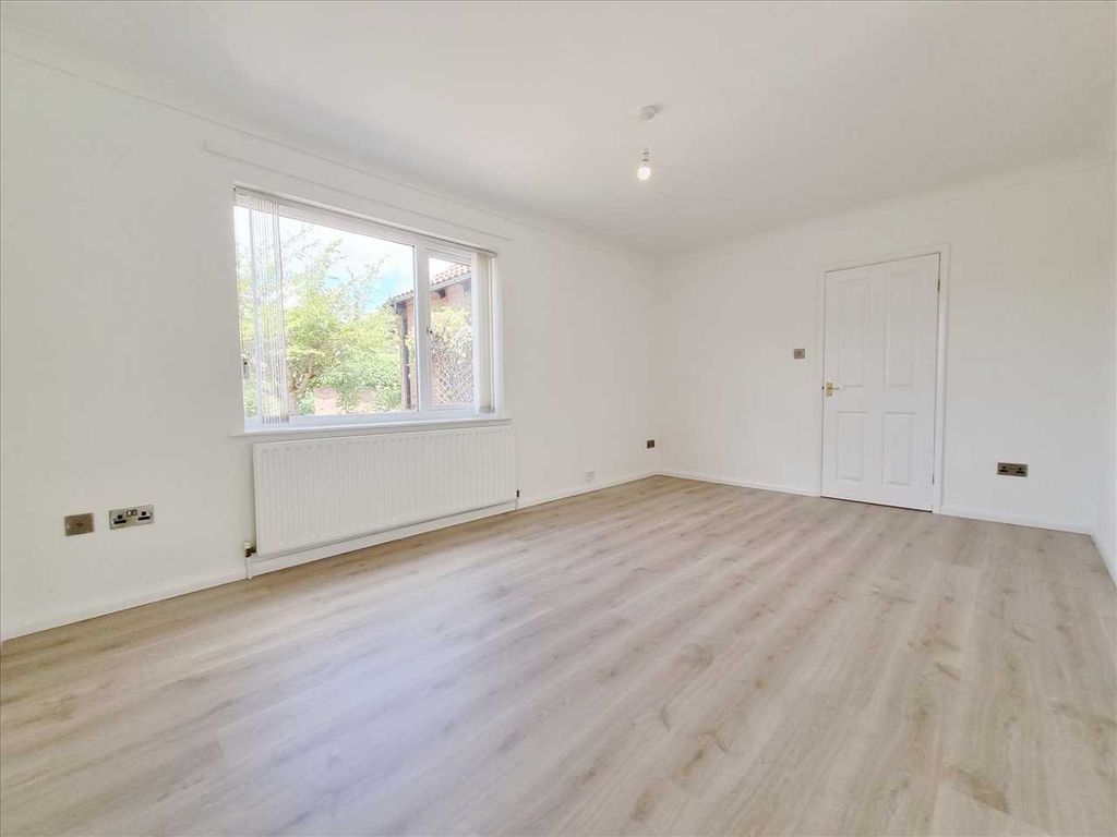 Property photo 2 of 14 Lounge: