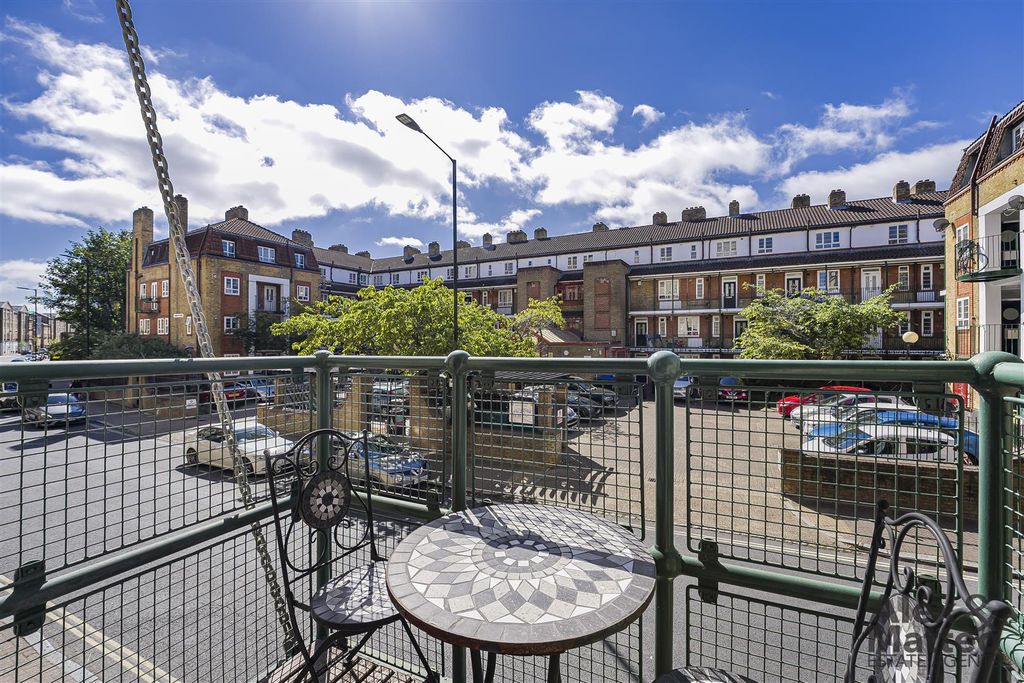 Property photo 3 of 18 Globe Wharf