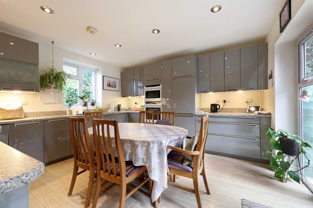 Additional image 20 of 6 bed detached house for saleSeeleys Close, Beaconsfield, Buckinghamshire HP9