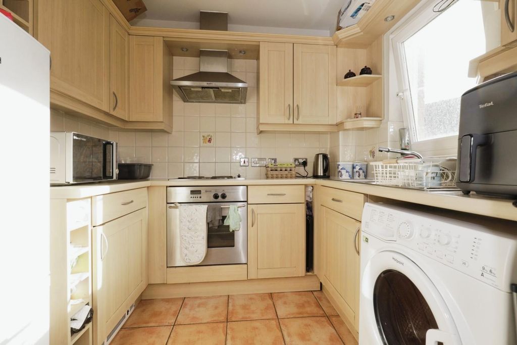 Property photo 3 of 10 Kitchen