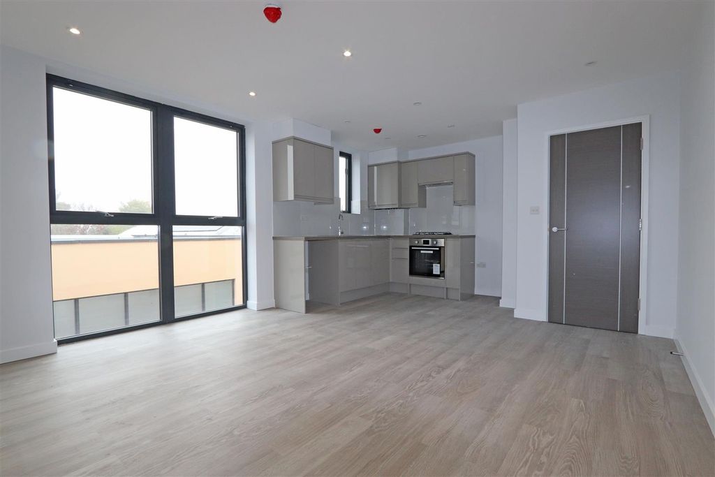 Property photo 1 of 7 Kitchen-Lounge