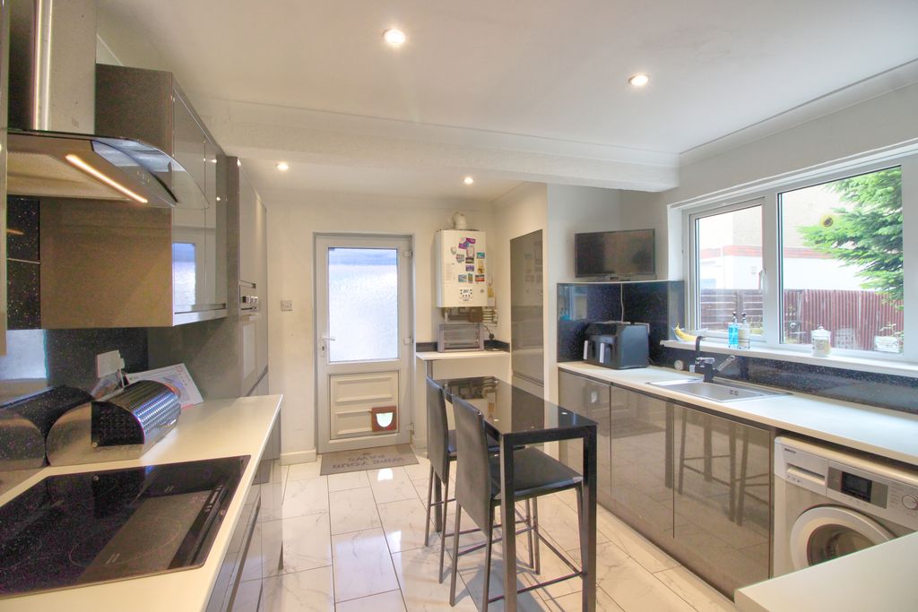 Property photo 2 of 19 Img_0297_8_9_Interior 4